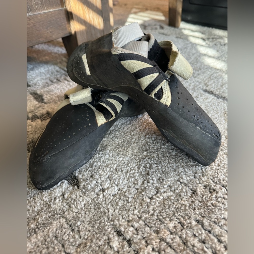 Butora Rock Climbing Shoes